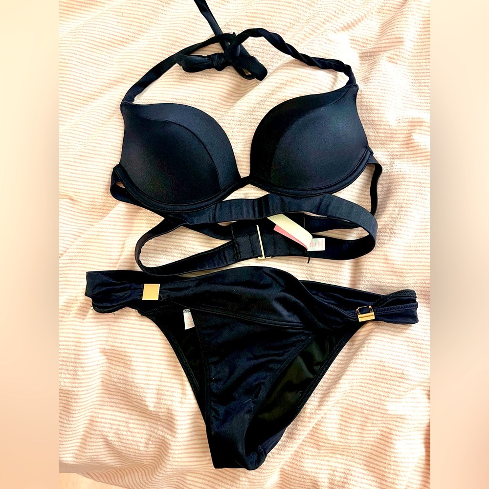 Victoria’s Secret Black Bikini / top: 32B / bottom: S